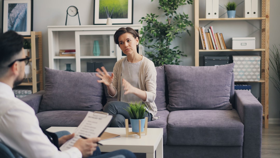 Accueil a-woman-sitting-on-a-couch-talking-to-a-man-4wkypcla3t0